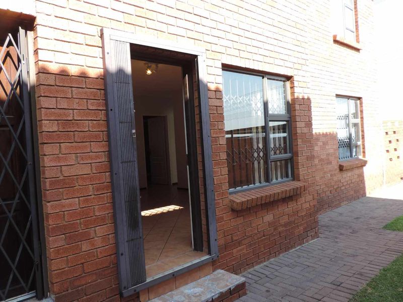 Secure and stylish 2 bedroomed unit - Photo 1