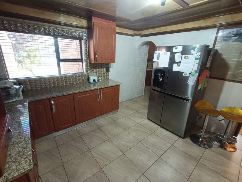 BEAUTIFUL FAMILY HOUSE FOR SALE IN THE REEDS!!!! - Photo 6