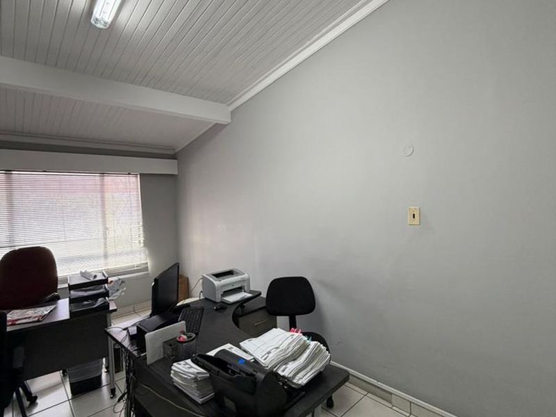 Office Building To Let — Luxury Hill, Klein Windhoek - Photo 3