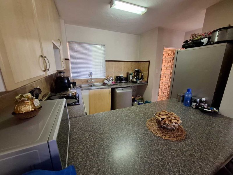 Modern 2 bedroom Top unit in Die Hoewes - Photo 4