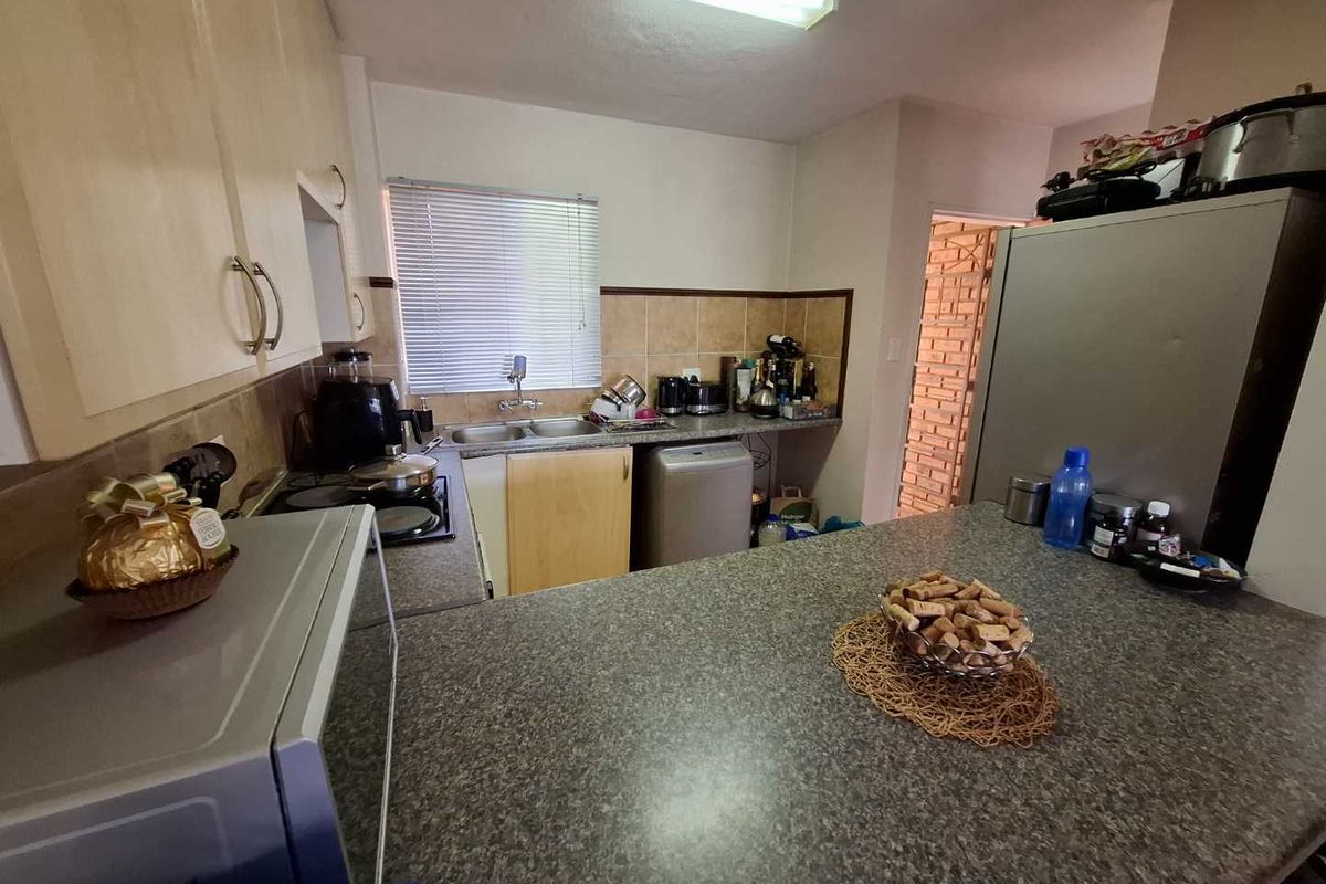 Modern 2 bedroom Top unit in Die Hoewes - Photo 4