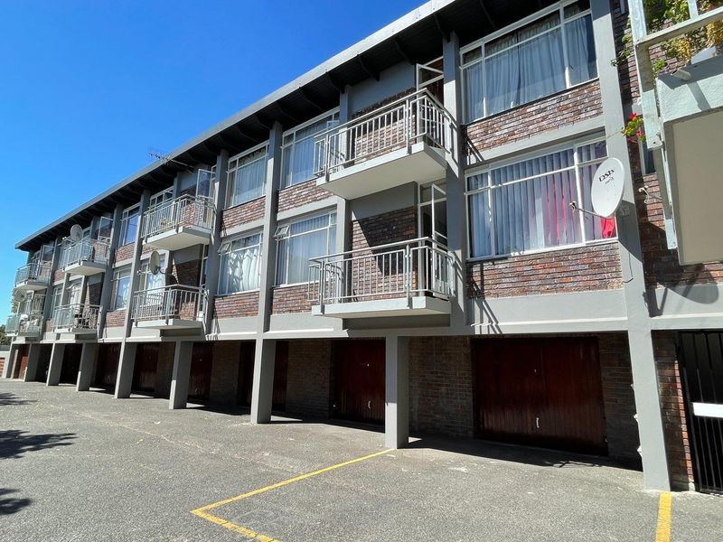 Spacious Centrally Located Apartment In Chrismar - Photo 10