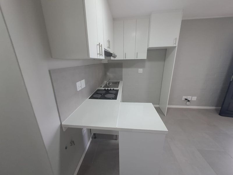Wake Up to Mountain Views – Stylish New Apartment in Diep River - Photo 7