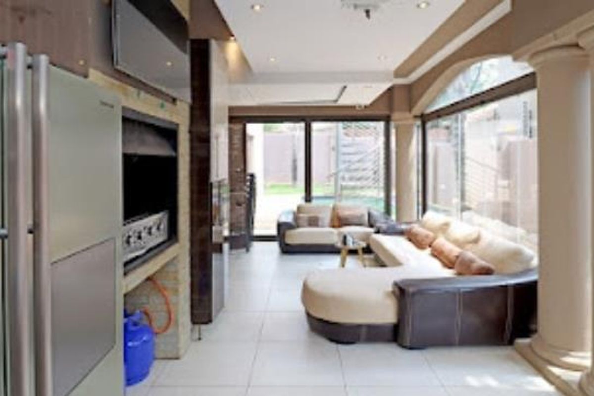 Off the grid 5 bedroom cluster with all the bells and whistles and more! - Photo 2