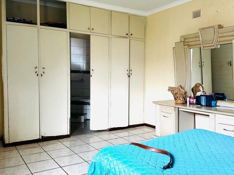 Spacious Ngwelezana Home: Five Bedrooms, Ready for Your Touch - Photo 9