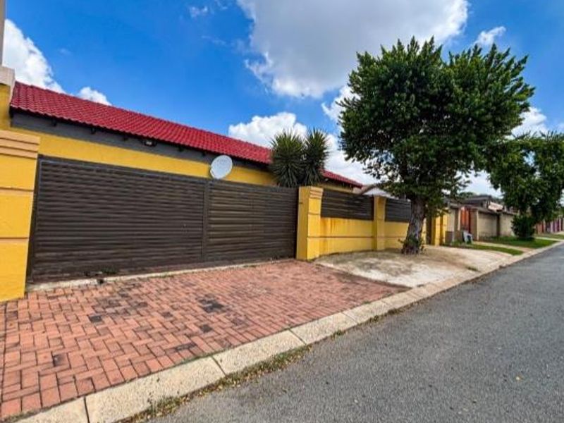 3 Bedroom House for Sale in Ormonde View - Photo 2