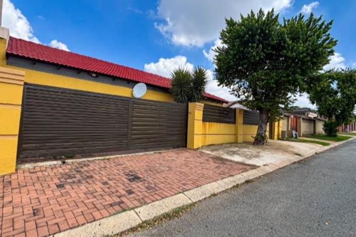 3 Bedroom House for Sale in Ormonde View - Photo 2