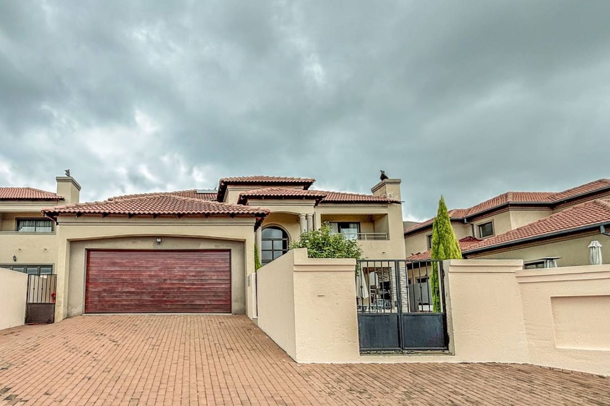 Stunning Family Home with Pool and Outdoor Entertaining - Photo 2