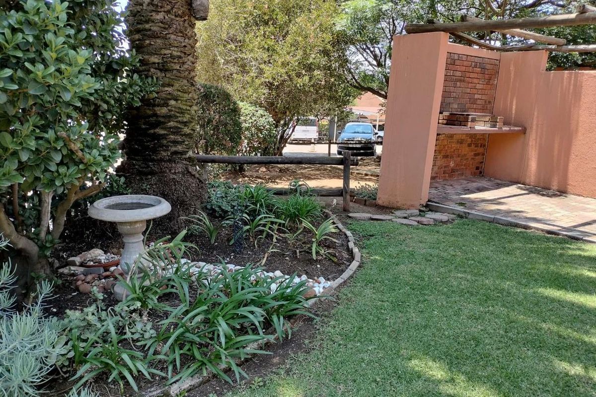 Discover Tranquil Living in Alan Manor's Renovated Gem!" - Photo 3