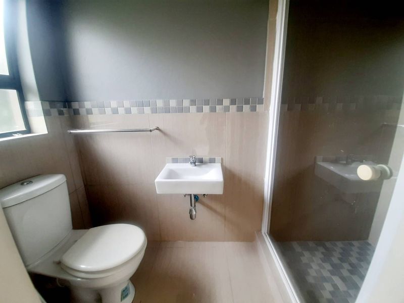 Beautiful Four Bedroom House For Sale in Palm Lakes Estate - Photo 5