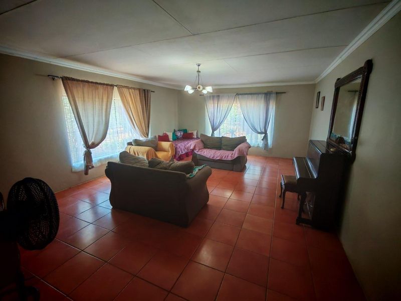 House With Additional Vacant Stand - Photo 7