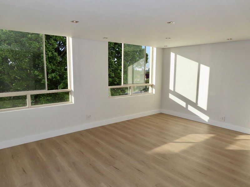 Newly Renovated Designer Apartment - Photo 2