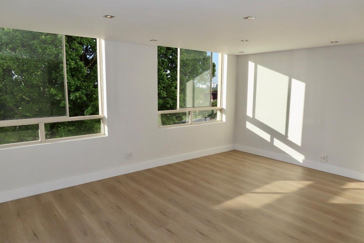 Newly Renovated Designer Apartment - Photo 2