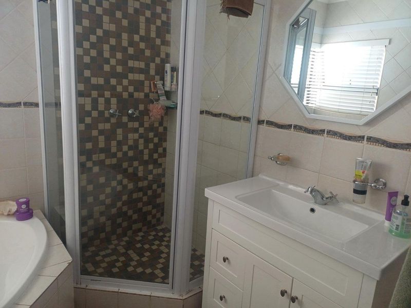 Exquisite Newly Renovated Cluster in a Prestigious Secure Estate - Photo 10