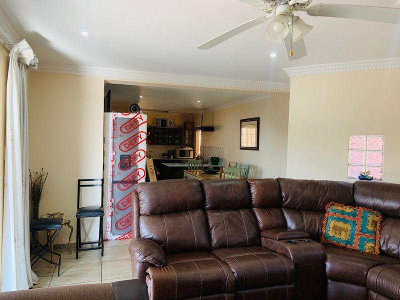 Stunning 3-Bedroom Townhouse Available for Rent - Photo 4
