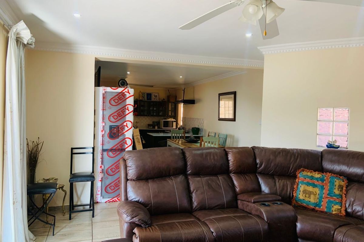 Stunning 3-Bedroom Townhouse Available for Rent - Photo 4