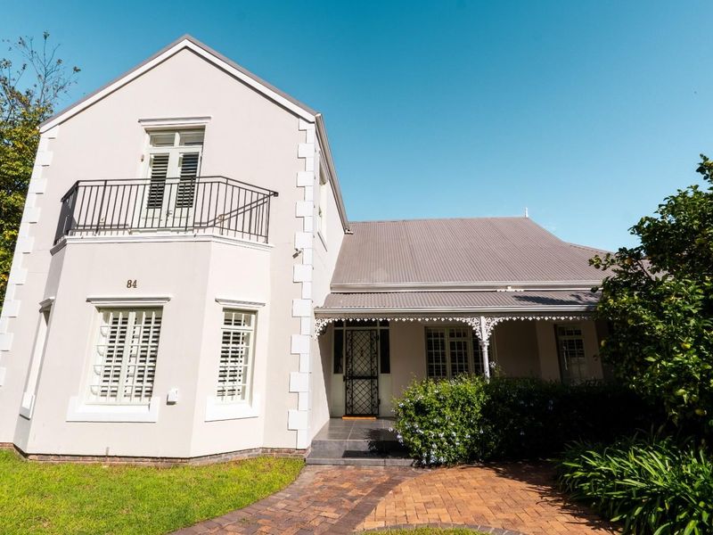 Elegant Furnished 4-Bedroom Home Available 01 July 2026 until 30 September in Franschhoek - Photo 1