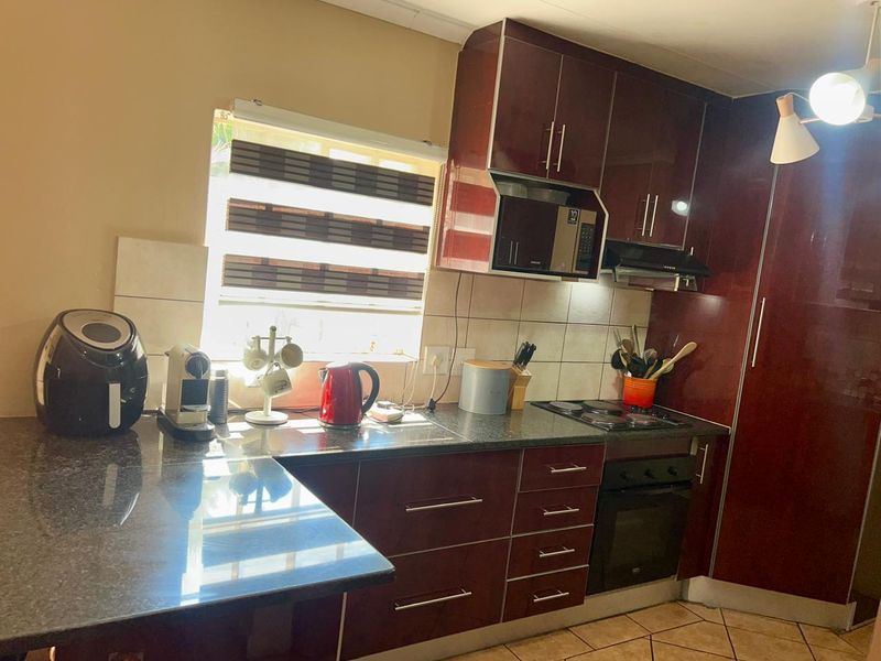Three-Bedroom Townhouse for Sale in Equestria - Photo 4