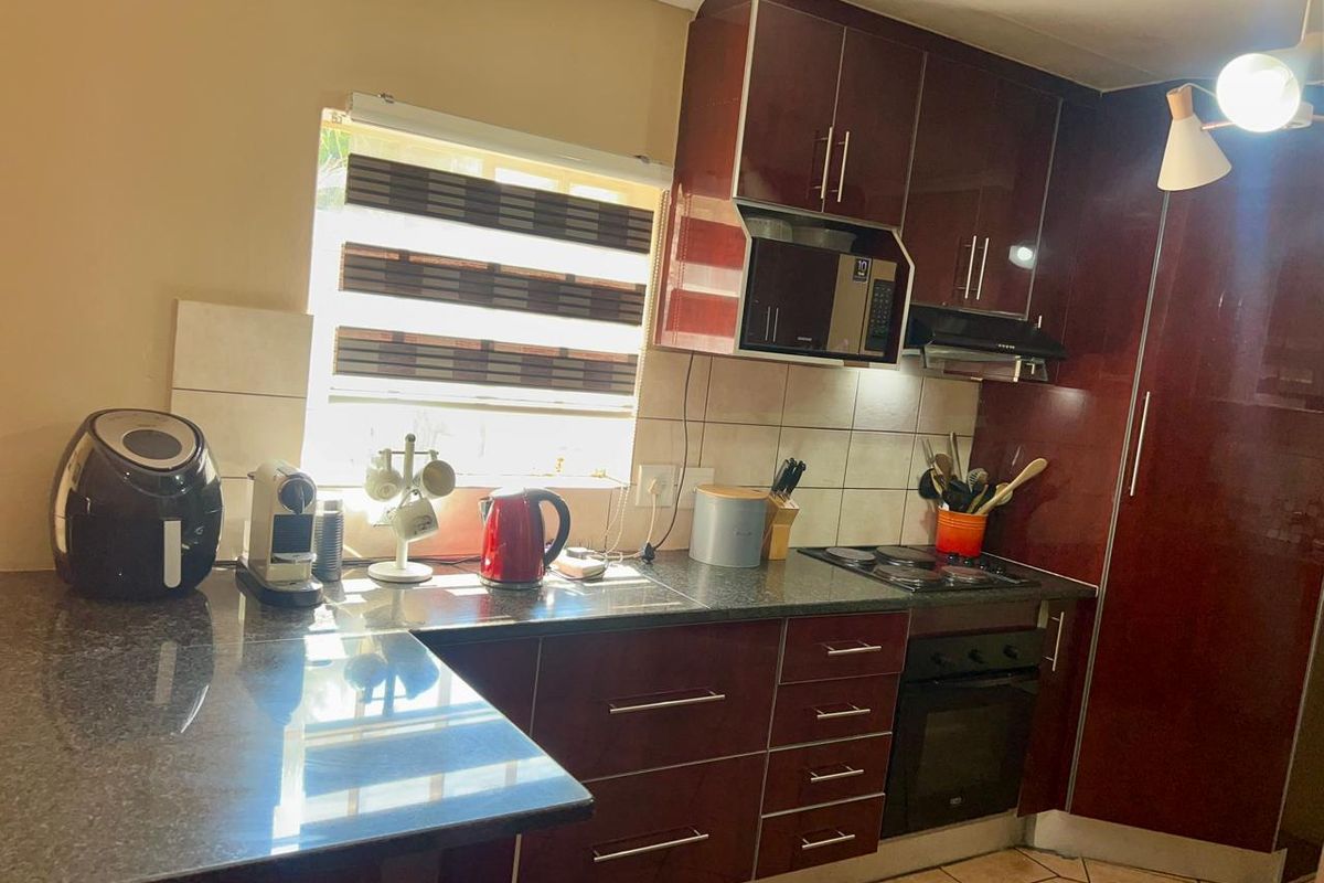 Three-Bedroom Townhouse for Sale in Equestria - Photo 4