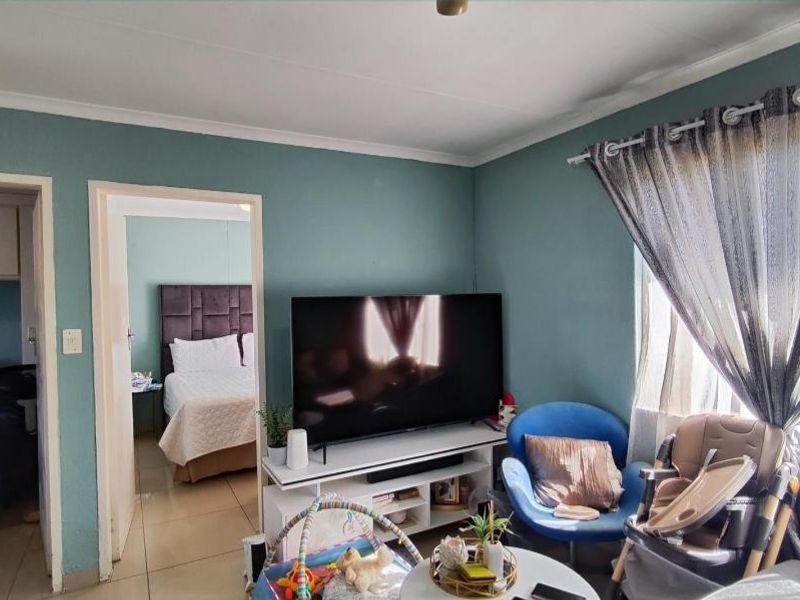 First-Floor Gem: Townhouse in Wood Lake Complex - Photo 7