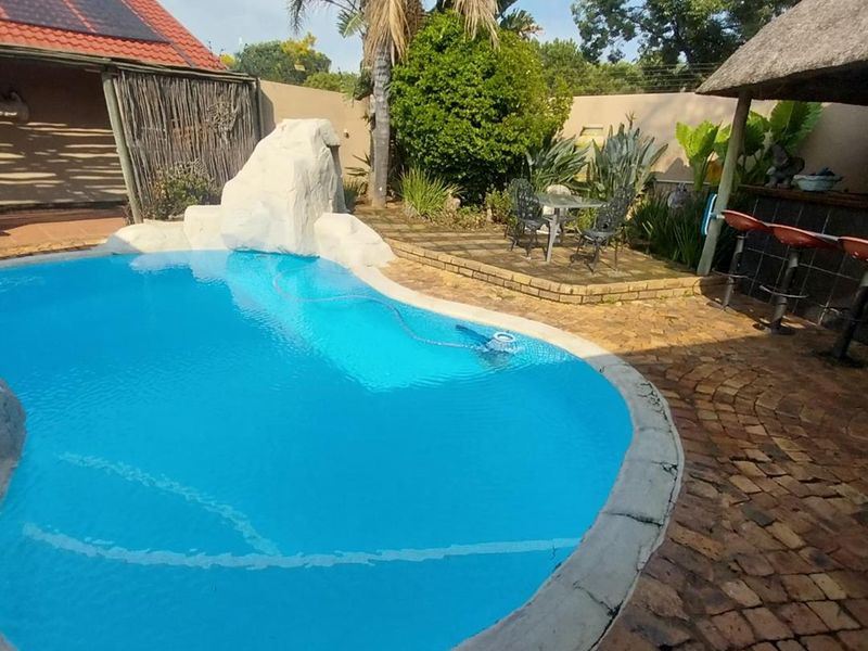 Family-Friendly Luxury: 4 Beds, Pool, & Pet-Ready - Photo 5