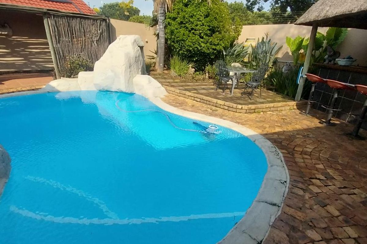 Family-Friendly Luxury: 4 Beds, Pool, & Pet-Ready - Photo 5