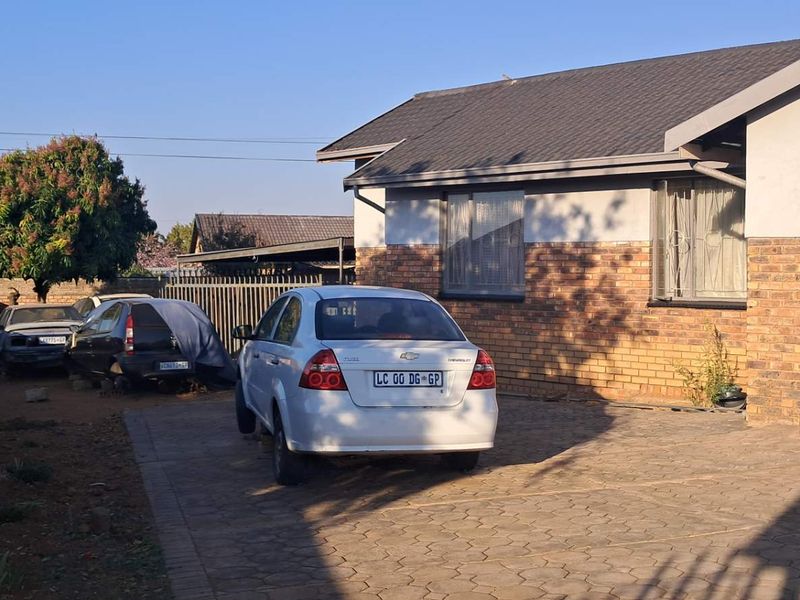 IMMACULATE HOME - Photo 5