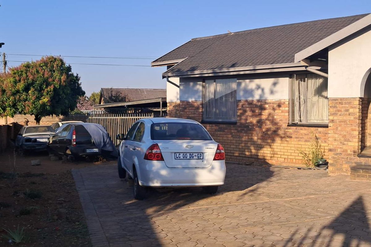 IMMACULATE HOME - Photo 5