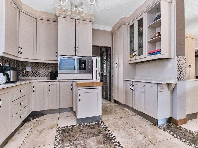 "Entertainer's Dream: Luxury Home in St. Andrews Estate" - Photo 5