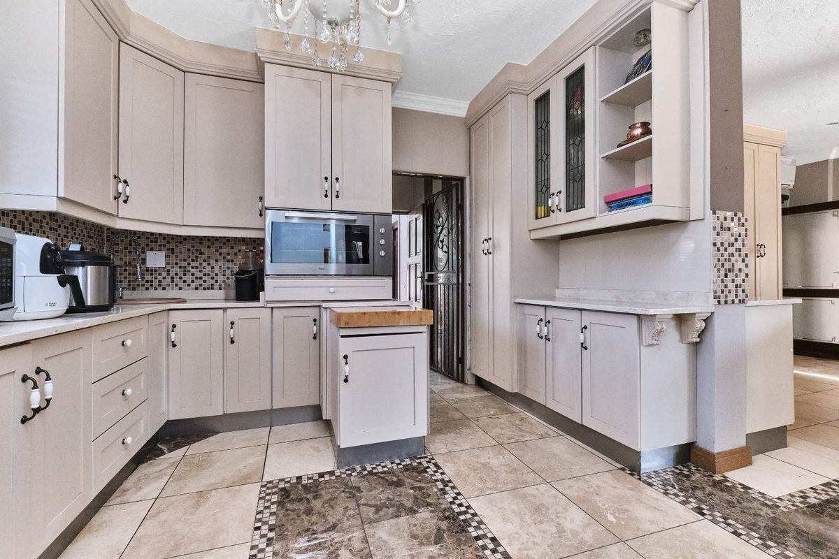 "Entertainer's Dream: Luxury Home in St. Andrews Estate" - Photo 5