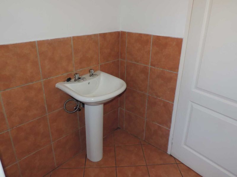 Secure and stylish 2 bedroomed unit - Photo 9