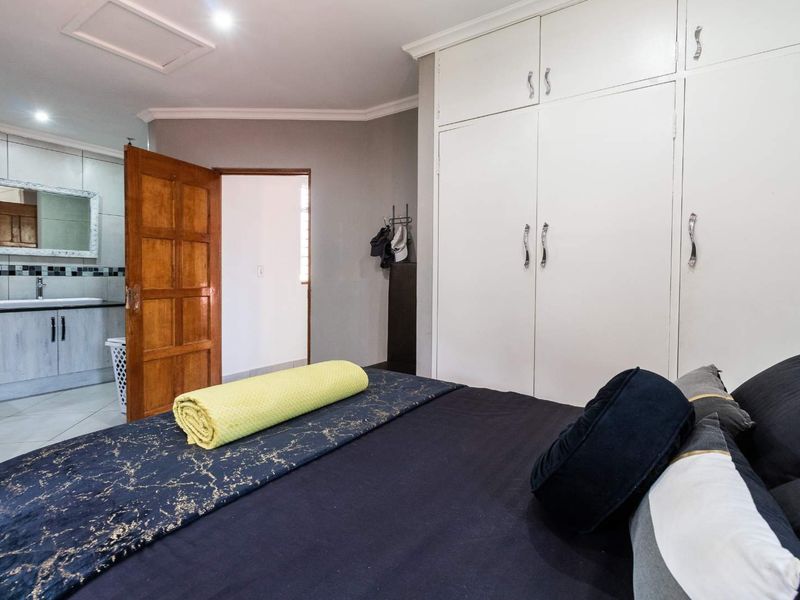 Gorgeous 5 Bedroom Home in Lakefield. - Photo 9