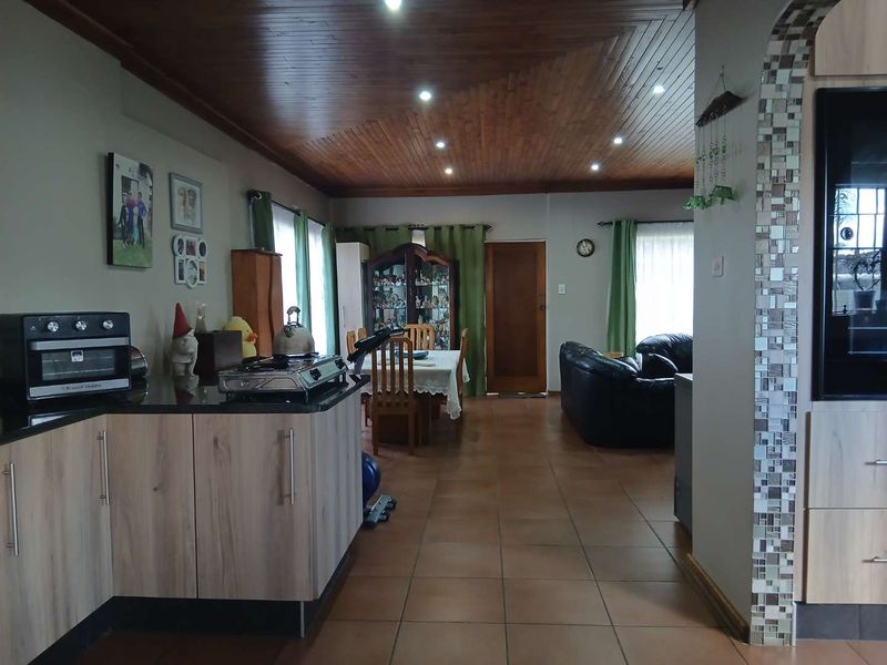 Spacious Family Haven with Two Income Generating Cottages - Photo 10