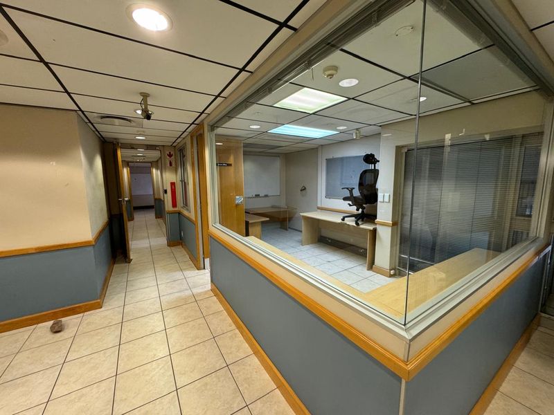 383 Sqm Office space in a tranquil environment! - Photo 3