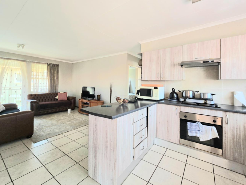 Beautiful Apartment situated in secure complex - Photo 4