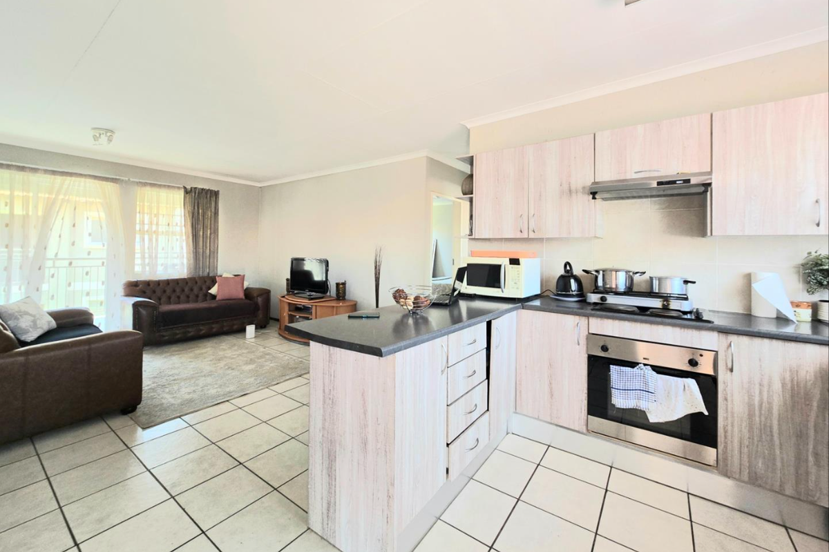 Beautiful Apartment situated in secure complex - Photo 4