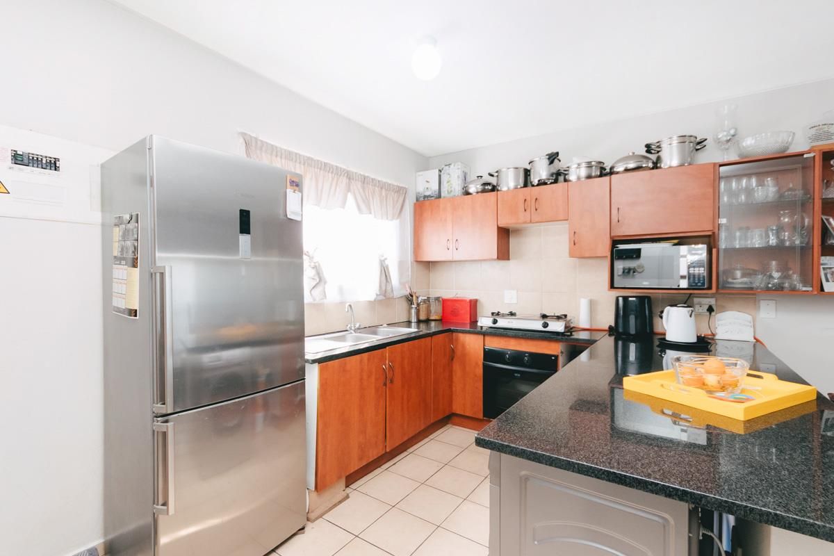 Neat 3 bedroom 2 bathroom unit for sale in Florida Roodepoort - Photo 4