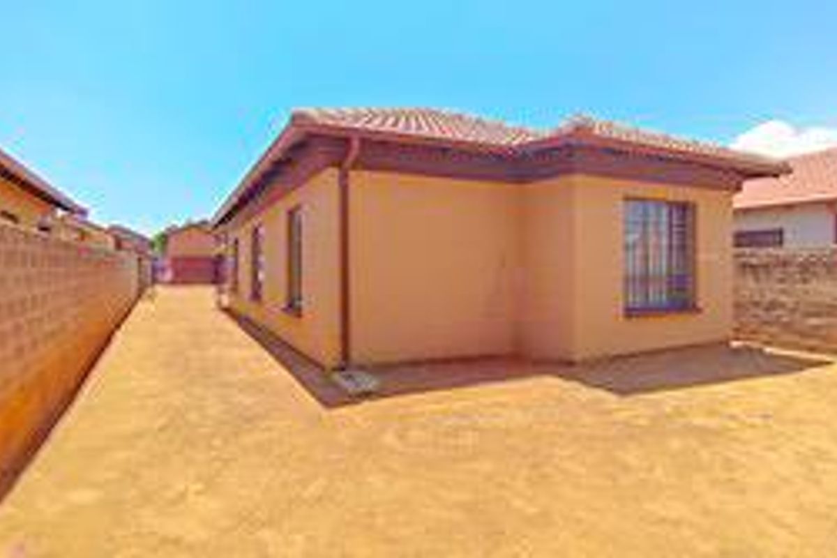 Stunning 3 bedrooms house for sale in Soshanguve VV - Photo 2