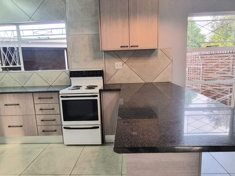 TURNKEY TOWNHOUSE LIVING- A MUST SEE! - Photo 8