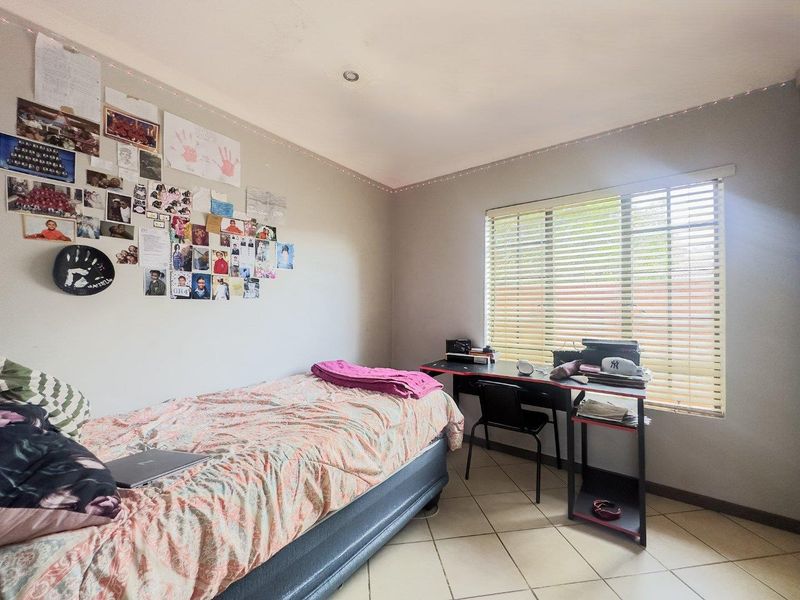 Modern & Stylish 2 Bedroom Townhouse in Rhodeberg Estate, Equestria - Photo 9