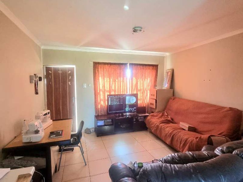 APARTMENT FOR SALE IN LUXURY HILL, SOWETO - Photo 10