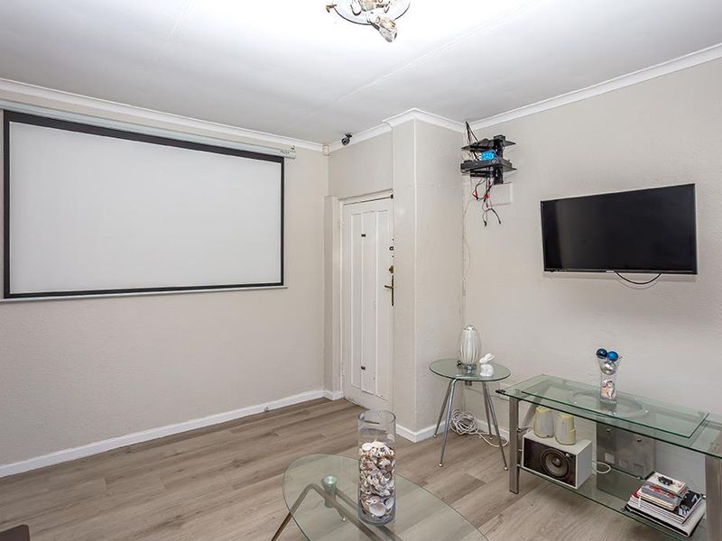 Family Home - Photo 6