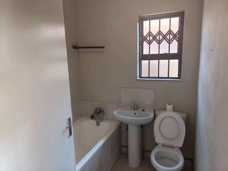 3-Bedroom Family Home To Rent in Dawn City, Dawn Park | ADT Alarm & Fibre Connected  Welcome to this well-maintained and spacious three-bedroom family home - Photo 9
