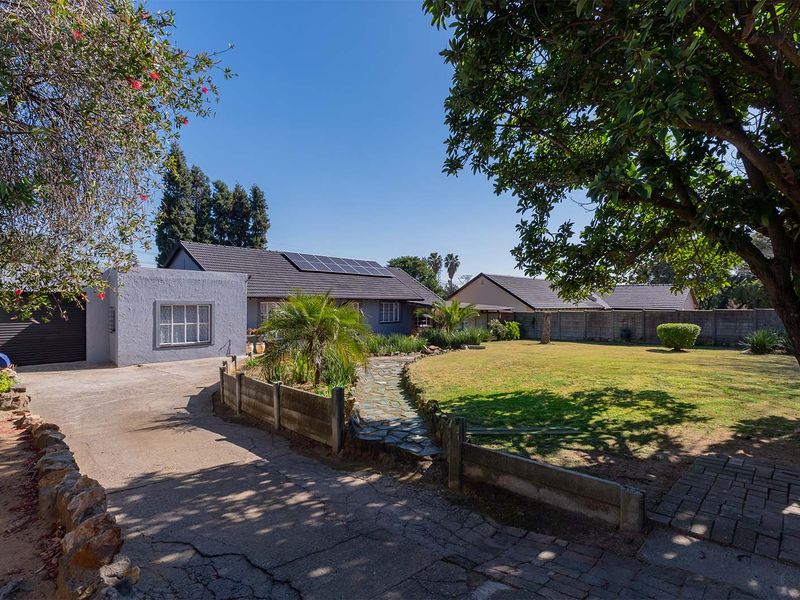Spacious 4-Bed Family Home with Solar Power & Modern Comforts in Norkem Park - Photo 2