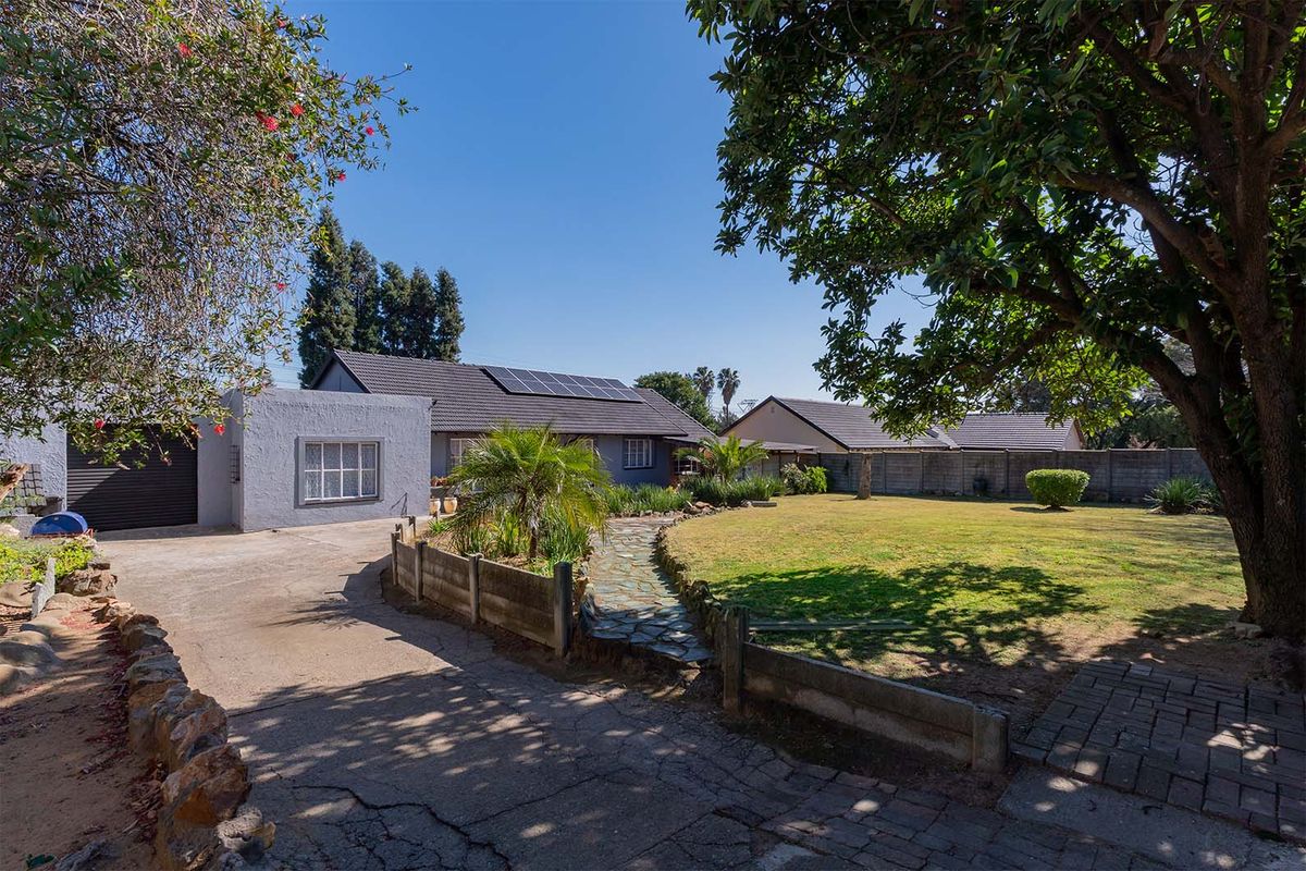 Spacious 4-Bed Family Home with Solar Power & Modern Comforts in Norkem Park - Photo 2