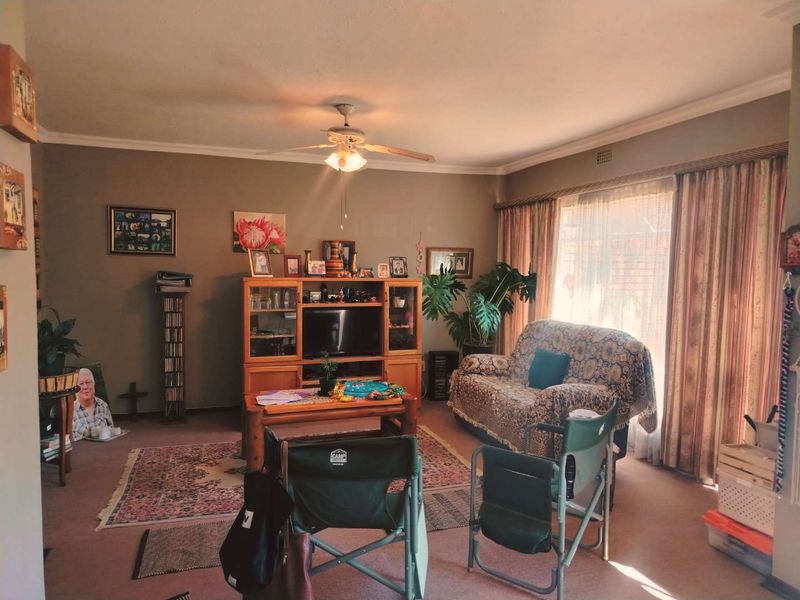 A SPACIOUS TOWNHOUSE - Photo 4