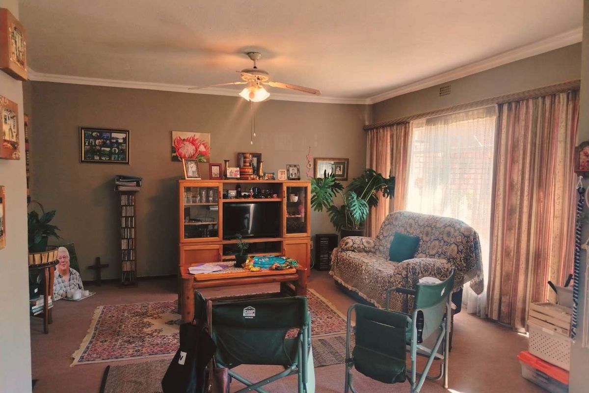 A SPACIOUS TOWNHOUSE - Photo 4
