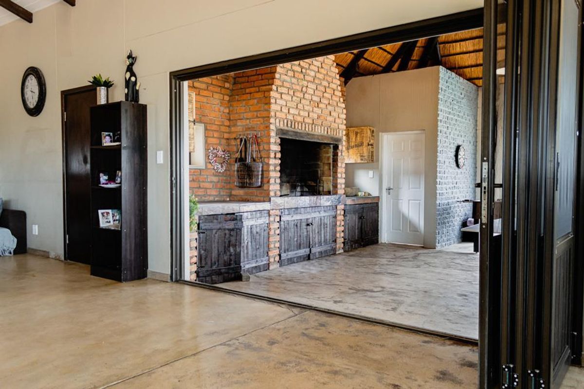 Beautiful spacious residence with amazing views - Photo 2