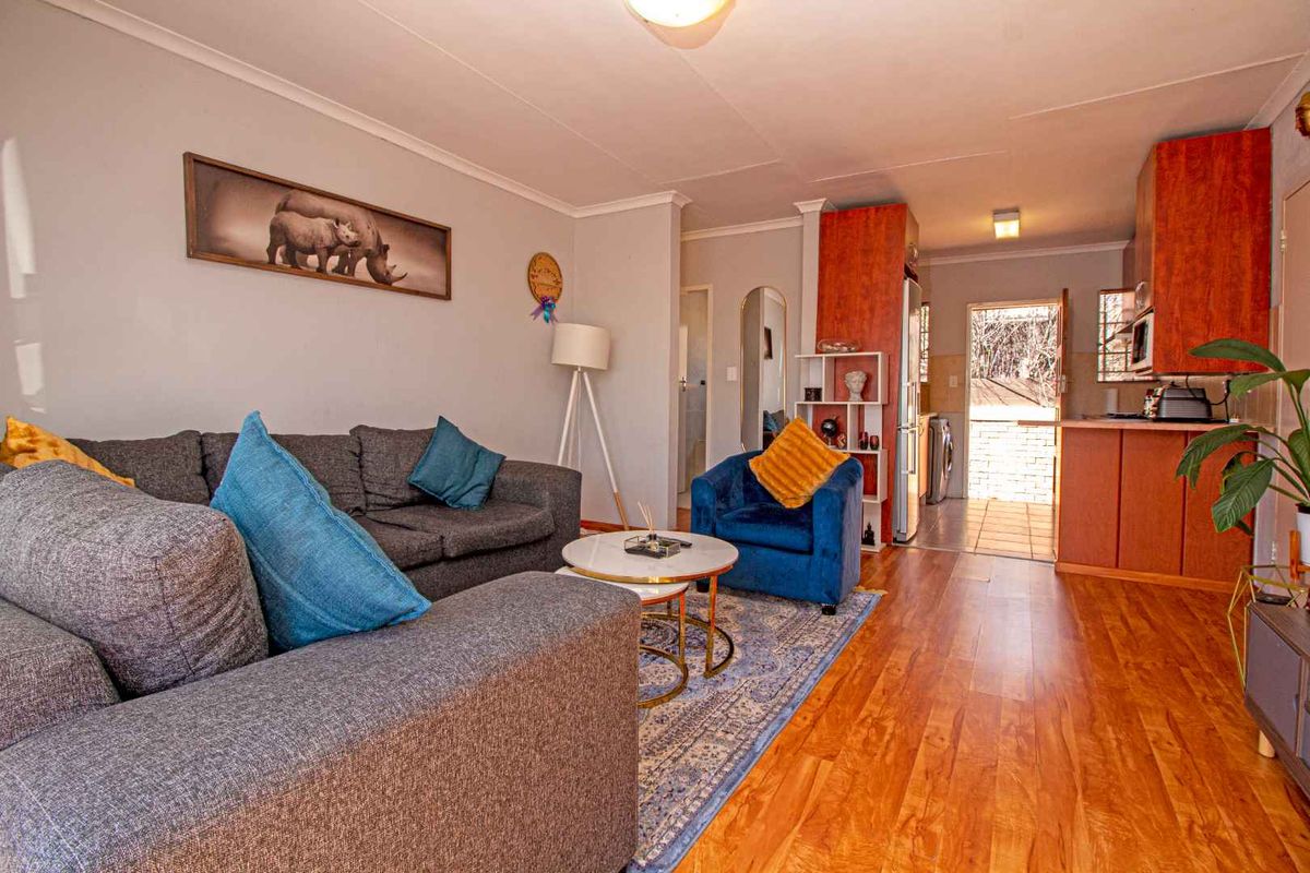 Spacious & Inviting: Your Perfect Townhouse Awaits! - Photo 4