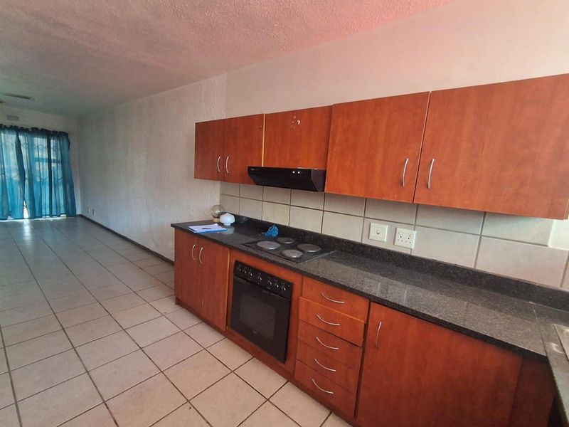PET FRIENDLY, PRIVATE GARDEN DOWNSTAIRS UNIT - VILLA MOURA - Photo 3